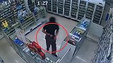 武汉两男子盗窃药店 “伟哥”塞裤裆淡定离开