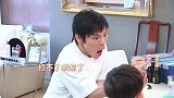 爆笑！向佐实力带娃，竟然用手指和儿子扳手腕，结果最后搞笑了！