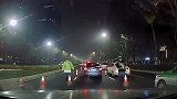 酒驾弃车逃跑，直接被交警反杀，大快人心！