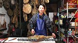 整只包装的小火腿，小伙”屠龙宝刀“削掉表皮，犹如一块红宝石