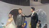 伴娘看到捧花，吓得四处跑