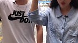实在没有雨伞了 这个虽然有点坏 将就下吧