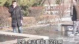 小伙装熟人蹭陌生路人烤肠吃，最后被识破不认识遭暴打！