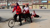 三轮车进城记3：妈妈带傻妞和元宝进城，结果半路把元宝带掉了