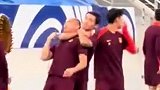 韦世豪赛前踩场训练“锁喉”队友黄政宇