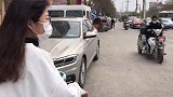 昊昊想带女网友来家做客，自掏腰包买水果，姑娘精打细算会过日子