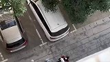 快递员取快递，让从楼上扔下来结果