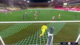 第7分钟里昂球员孟菲斯射门 - 打偏