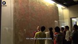 农村大姐拿着奶奶的嫁妆来鉴定真假，专家手拿嫁妆问：您奶奶是？