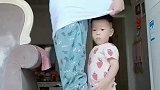 衣服当成背带，背孩子出门