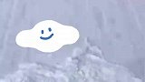 村里爷们齐上阵，将积雪厚冰清除，只盼家人能平安回家过年