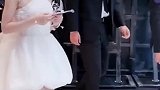 赵丽颖一袭纯白色抹胸曳地纱裙，点缀盛开的羽毛优雅动人！