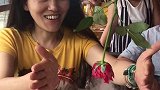 这个夏天，这个勇敢的女人将所有的积蓄都带来