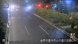 夫妻发生争执！妻子驾车疾驰过弯，丈夫打开车门瞬间摔下车
