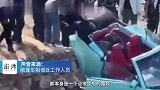 游客开租借的敞篷车冲入水中，警方：疑似操作不当