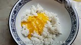 原来把蛋液倒进剩米饭里这么好吃，做法新鲜，吃过就忘不了