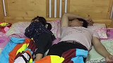 爸爸睡觉蹬被子，接下来一刻女儿的举动，看完不许笑！