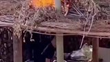 屋顶着火男子一招扑灭，接水管的小哥愣在原地