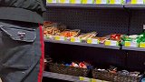 主人不在就由金毛看店，看到客人支付成功，它还挺有成功感