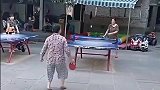 两个大妈打乒乓球的搞笑操作，这应该就是王者之间的对决！