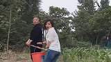 美女抬水只顾着看帅哥，不料下一幕悲剧了，看完憋住别笑！