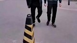 让你乱踢，踢柱子上了吧