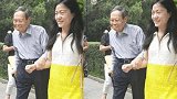 96岁杨振宁现身清华大学，43岁翁帆变“拐杖”搀扶恩爱十足