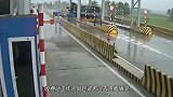 大货车司机合了一下眼，将收费岗亭撞碎，若不是监控，谁信