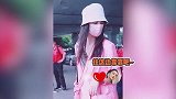 黄圣依穿粉色西装搭配白裙秀美腿，戴渔夫帽背乐器满满校园文艺风