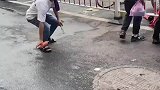 街头遇见这样的人，一定要离他远远的！要是不买他就只喷一只鞋