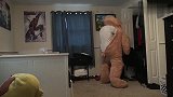 老公扮成泰迪熊整蛊老婆，不料惨遭老婆一记直拳