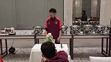 国足全队为徐皓阳庆生 吾米提江领唱生日歌“帽子戏法”