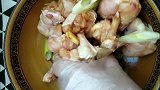给大家做一个自制美食鸡翅根，方法很简单，很好吃哦！