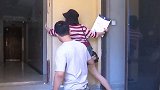 心态崩溃！福建一小区房子和过道落差几十厘米 进出要靠跳和爬