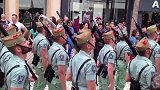 见识下西班牙士兵走正步，不知道的还以为是视频快进了