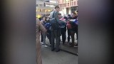 毕竟诺天王！远赴丹佛客场也被球迷围堵 德国战车耐心为球迷签名