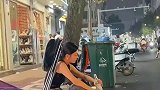 女子遭遇男友和闺蜜背叛，感情受挫街头独饮白酒买醉