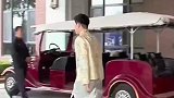 新郎跪谢女方父母养育之恩