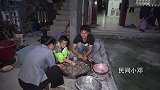 看农村小伙如何制作小鱼干，又香又脆又美味，大人小孩都爱吃