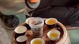 工地喝茶没有茶壶，农民工直接用塑料杯代替