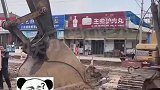 村庄修路竟然挖出大石龟，整块石头雕刻而成，背上无石碑