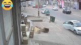 男子嫌纸箱挡路踢了一脚，不料纸箱“耍脾气”全起飞了