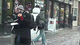 恐怖雪人恶搞，假扮雪人在街上吓路人，真是太坏了