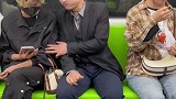 小伙在地铁上嘴巴无限吐鸡蛋，旁边乘客都被吓傻了