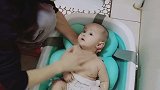 看了爸爸给小宝宝洗澡的画面，感觉爸爸这是要掐死宝宝啊，好搞笑
