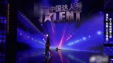 小男孩用街舞形式演绎雕像复活，欢快舞蹈观众掌声不断