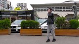 国外恶搞小伙的棍子打到美女，妹子竟然只是笑笑就完事了