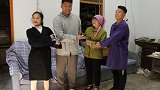 弟弟有钱回来，报答姐姐20万，而大哥一件破衣服却换来一栋别墅