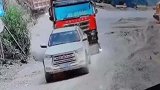 货车失控侧翻，原因竟是小车
