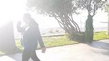 吓人恶作剧，男子假扮成草人恶搞路人，路人纷纷被吓一跳